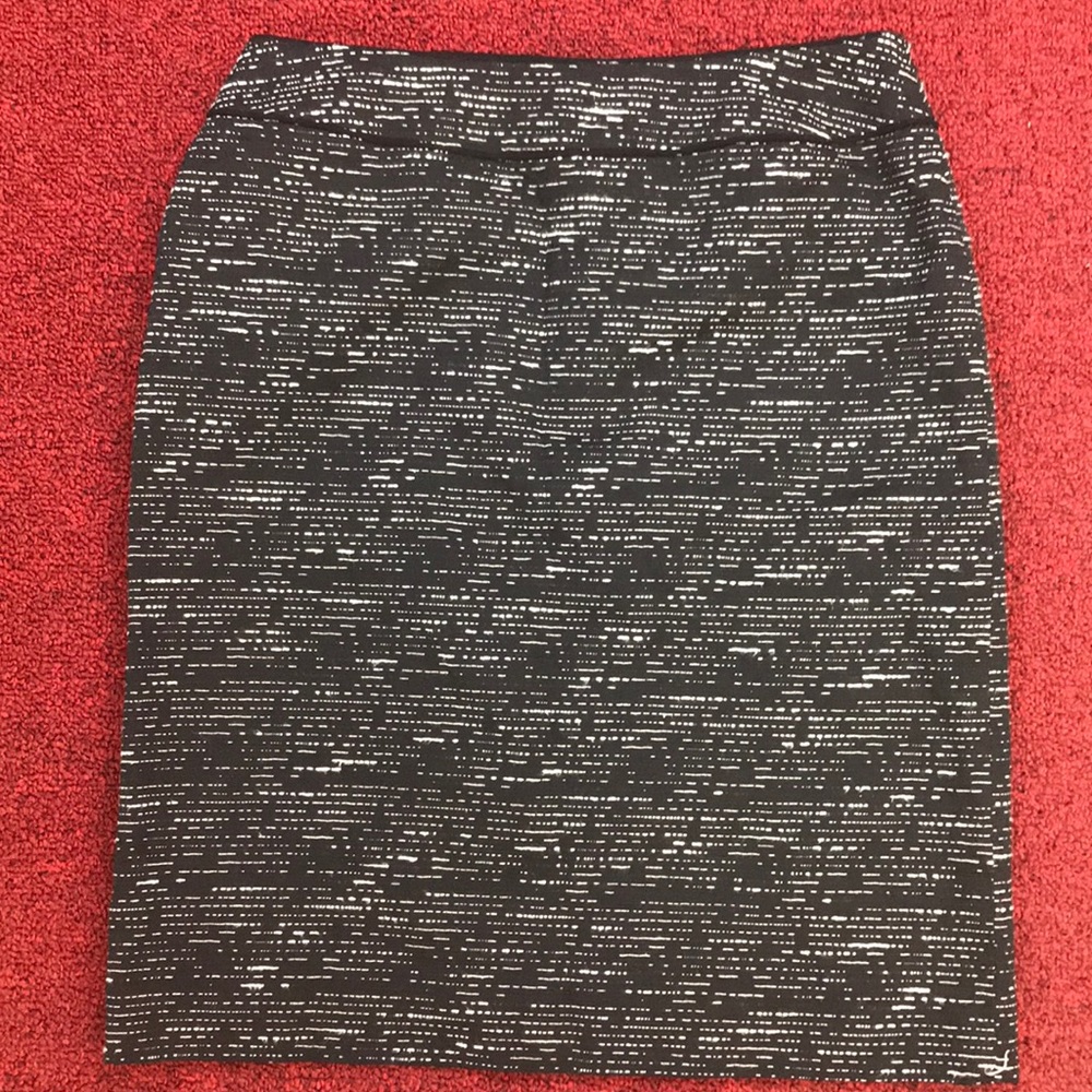 Tahari Black pattern skirt size 6 polyester lined